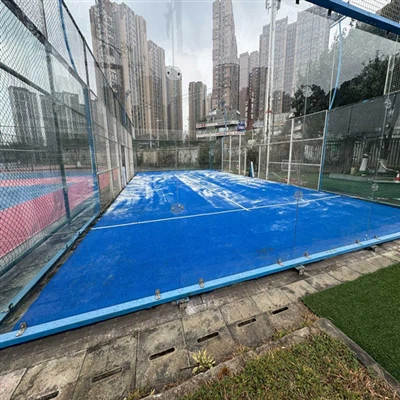 Padel, často prekladaný ako tenis v klietke